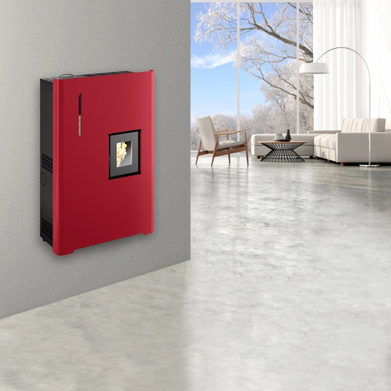 Poêle à granulés rouge étanche extra plat 8 kW Eiffel intégré dans un intérieur moderne avec grande baie vitrée.