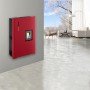 Poêle à granulés rouge étanche extra plat 8 kW Eiffel intégré dans un intérieur moderne avec grande baie vitrée.