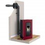 Poêle à granulés étanche et canalisable DUKE 14 kW avec kit ventouse en installation intérieure sur base en bois.
