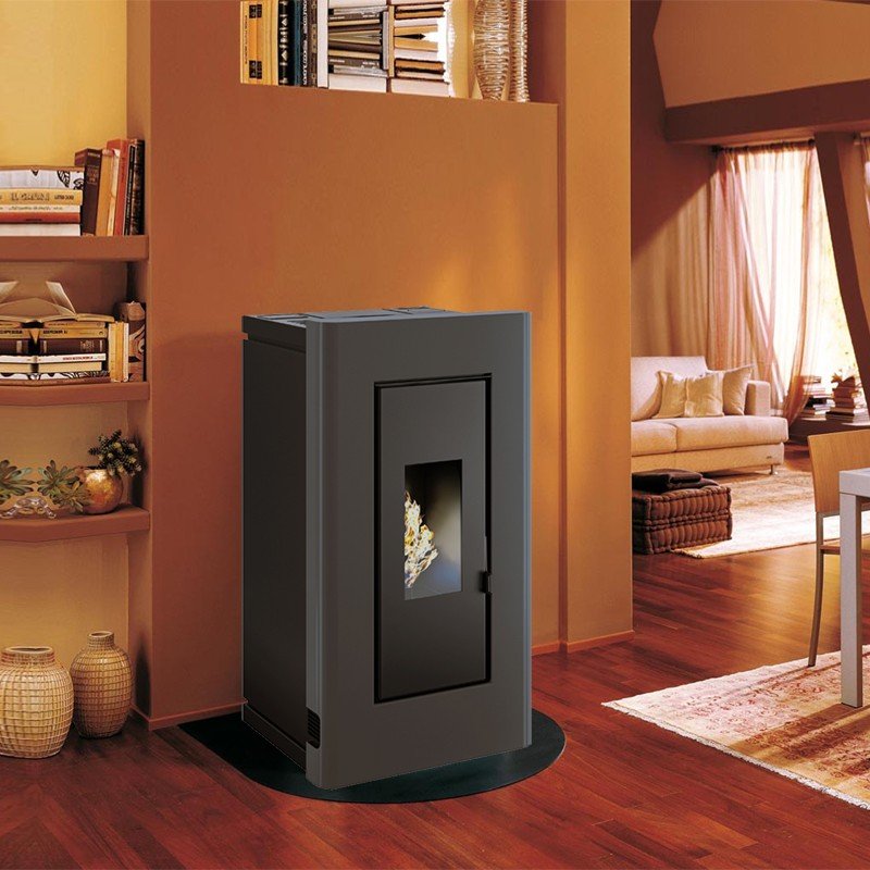 Poêle à granulés étanche et canalisable DUKE 14 kW, design moderne, avec kit ventouse, idéal pour salon chaleureux.