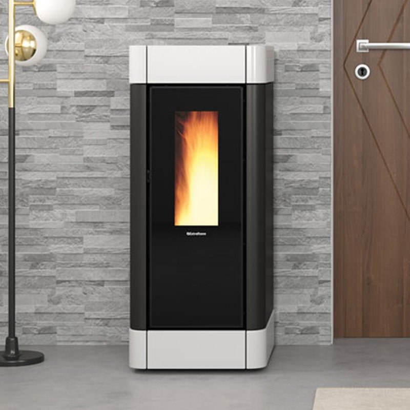 Poêle à granulés 11 kW Sinfony élégante et moderne, intégrée dans un intérieur contemporain aux murs en pierre grise.
