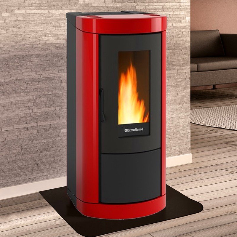 Poêle à granulés Mietta Evo 9 kW rouge, moderne et performant, intégré dans un salon au design contemporain.