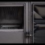 Intérieur de la cuisinière à bois Rosa XXL Maiolica avec foyer robuste, puissance de chauffage de 11 kW.