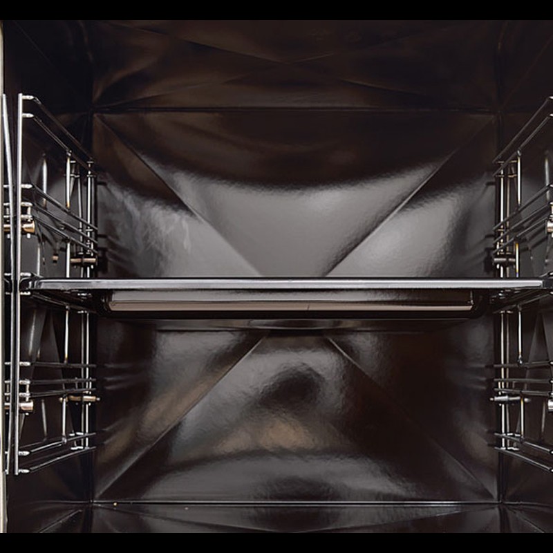 Intérieur du four en émail avec grilles latérales de la cuisinière à bois Rosa XXL Petra 11 kW