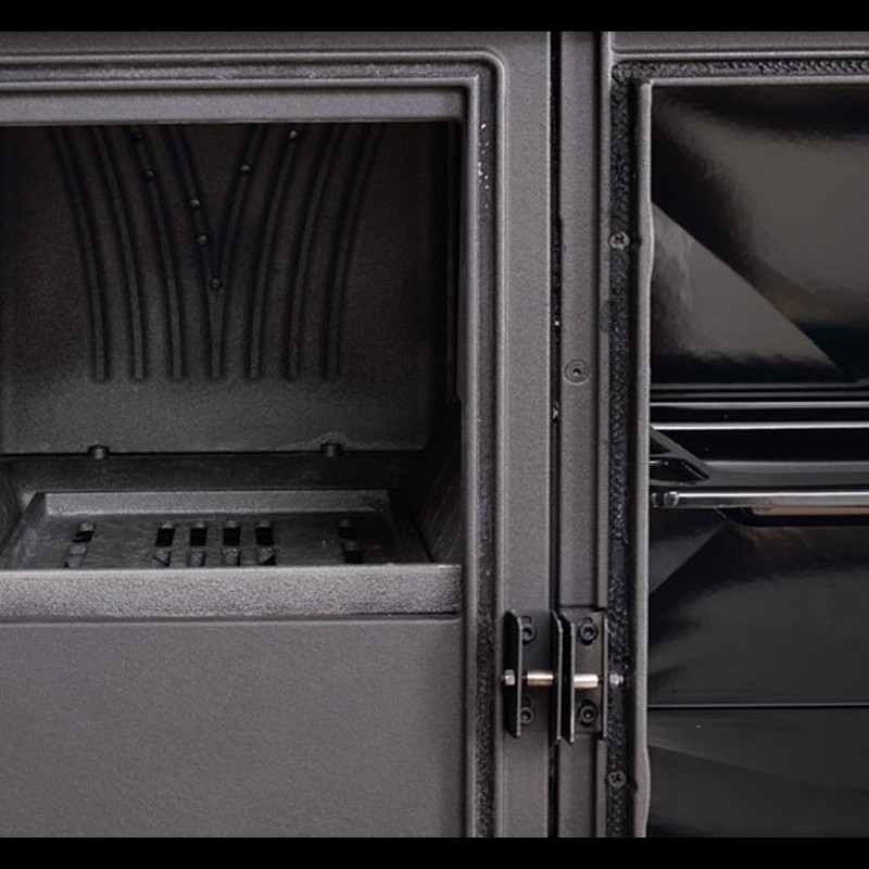 Détail du foyer et du four de la cuisinière à bois Rosa XXL Petra 11 kW en fonte grise