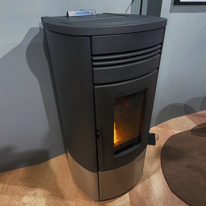 Poêle à granulés Noris 12 kW étanche noir et beige avec panneau de commande et flamme visible