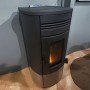 Poêle à granulés étanche Noris 12 kW moderne, couleur noire, idéal pour chauffer efficacement votre intérieur.