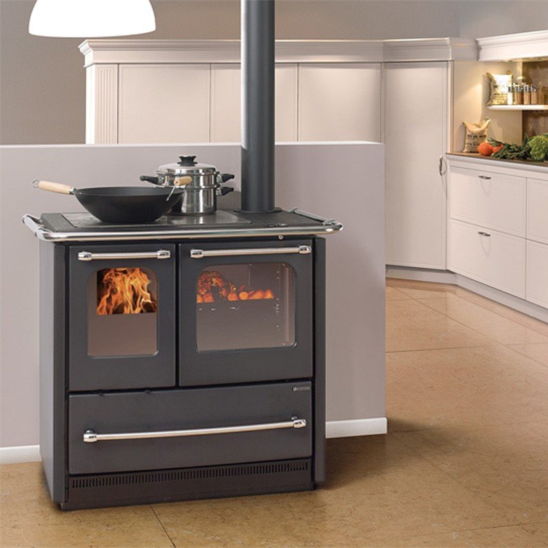Cuisinière à bois SOVRANA EASY EVO de Nordica dans une cuisine moderne, idéale pour cuisiner au feu de bois.