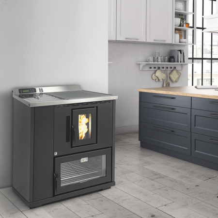 Cuisinière à granulés moderne pour cuisine élégante avec design noir et détails chromés, intégrée dans espace lumineux.