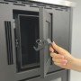 Main ouvrant la porte d'une cuisinière à granulés encastrable, mettant en valeur sa conception moderne et fonctionnelle.