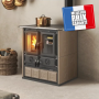 Cuisinière à bois Rosa Maiolica 8.8 kW en acier avec flamme vive et garniture céramique pour un intérieur chaleureux.
