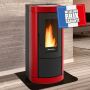 Poêle à granulés Mietta Evo 9 kW rouge, moderne et performant, intégré dans un salon au design contemporain.