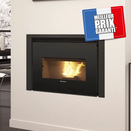 Insert à granulés Comfort P85 12kW monté dans un salon moderne, apportant chaleur et élégance à l'intérieur.