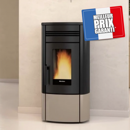 Poêle à granulés Noris 12 kW pour chauffage performant dans un intérieur moderne avec horloge murale décorative.