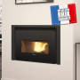 Insert à granulés Comfort P85 Plus 12kW intégré dans un salon moderne avec une flamme vive, idéal pour chauffer efficacement.