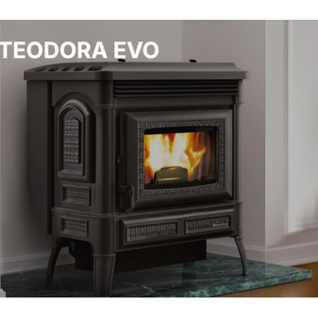 Poêle à granulés Teodora Evo noir 8kW avec habillage fonte et vitre frontale, posé sur socle marbre vert