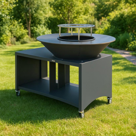 Brasero plancha extérieur Brasinox Fiesta noir sur chariot à roulettes, diamètre 100 cm installé dans jardin