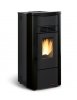 Poêle à granulés ventilé Giusy Evo 7 kW avec design moderne noir, vue de face, feu visible à travers la vitre.