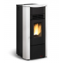 Poêle à granulés ventilé Giusy Evo 7 kW blanc avec design moderne, vue de côté, à travers la vitre le feu est visible.
