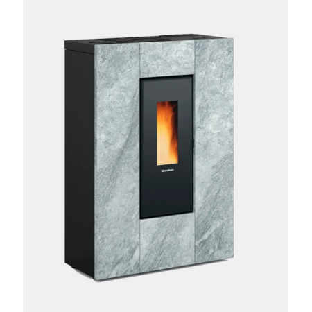 Poêle à granulés Marilena Plus AD 8kW habillage pierre grise et corps noir avec flamme visible