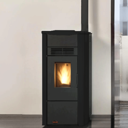 Poêle à granulés ventilé Giusy Evo 7 kW moderne et efficace, idéal pour chauffer votre intérieur avec élégance.
