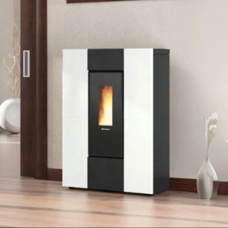 Poêle à granulés Marilena Plus design slim blanc et noir 8kW en situation dans un salon moderne