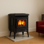 Poêle à granulés Teodora Evo en fonte noire 8kW installé dans un salon avec feu allumé