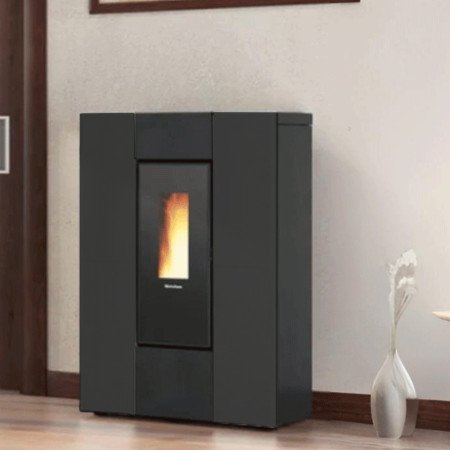 Poêles à granulés slim Marilena Plus 8kW canalisable élégamment intégrée dans un intérieur moderne et chaleureux noir