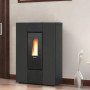 Poêles à granulés slim Marilena Plus 8kW canalisable élégamment intégrée dans un intérieur moderne et chaleureux noir