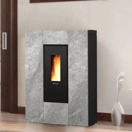 Poêles à granulés slim Marilena Plus 8kW canalisable élégamment intégrée dans un intérieur moderne et chaleureux gris