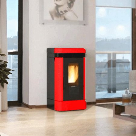 Poêle à pellets moderne Lucia plus 12Kw rouge dans un salon élégant, offrant confort et chaleur avec vue panoramique.