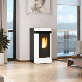 Poêle a granules ventilé Extraflame Lucia - 12Kw Poêle à pellets moderne Lucia plus 12Kw dans un salon élégant, offrant confort et chaleur avec vue panoramique.