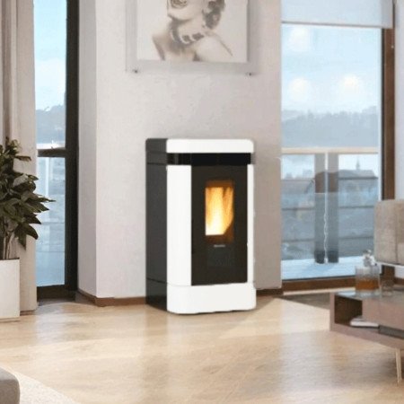 Poêle à pellets moderne Lucia plus 12Kw dans un salon élégant, offrant confort et chaleur avec vue panoramique.