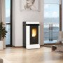 Poêle à pellets moderne Lucia plus 12Kw dans un salon élégant, offrant confort et chaleur avec vue panoramique.