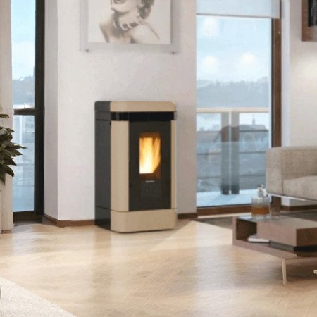 Poêle à pellets moderne Lucia plus 12Kw taupe dans un salon élégant, offrant confort et chaleur avec vue panoramique.