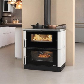 Cuisinière à Bois Verona XXL Maiolica 7 kW verona xxl maiolica Double fonctionnalité : chauffage et cuisson, grâce à son four spacieux de 68 litres avec lumière intégrée.