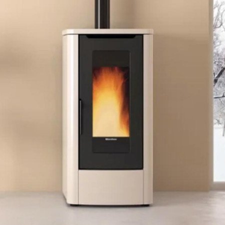 Poêle à bois Teorema Plus 10Kw moderne et élégant dans un salon minimaliste avec vue sur neige par la fenêtre.