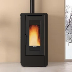 Poêle à bois Teorema Plus 12Kw moderne et élégant dans un salon minimaliste avec vue sur neige par la fenêtre.