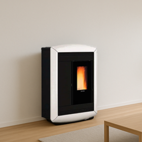 Poêle à granulés Souvenir Plus Lux blanc et noir 10 kW avec flamme allumée en situation intérieure