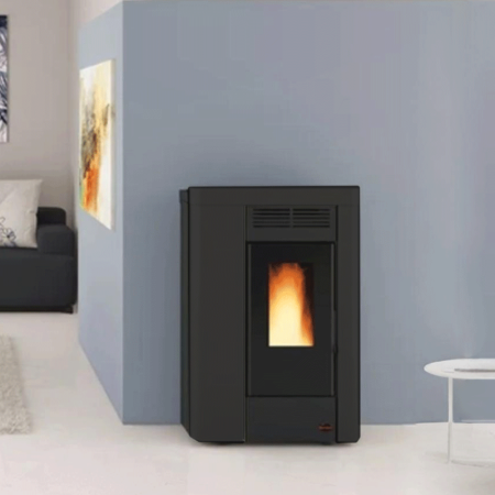 Poêle à granulés ANNABELLA 8 kW blanc dans un salon moderne avec canapé sombre et décoration minimaliste