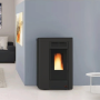 Poêle à granulés ANNABELLA 8 kW blanc dans un salon moderne avec canapé sombre et décoration minimaliste