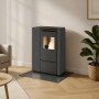 Poêle à granulés Eva Calor Pia gris anthracite design compact installé dans un salon moderne