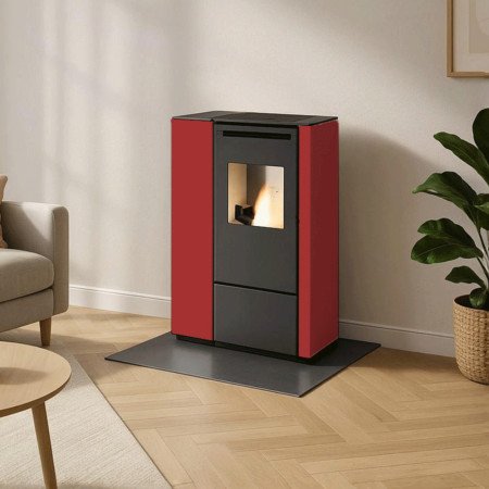 Poêle à granulés Eva Calor Pia rouge et noir 11 kW installé dans un salon moderne
