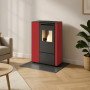 Poêle à granulés Eva Calor Pia rouge et noir 11 kW installé dans un salon moderne
