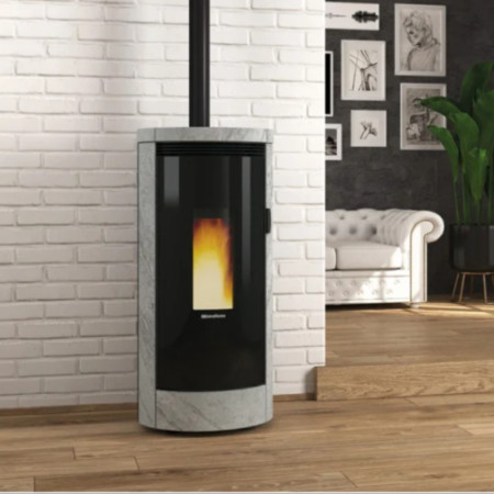 Poêle à granulés Debby Plus Cx Evo 9kW noir et pierre dans un salon moderne avec conduit apparent