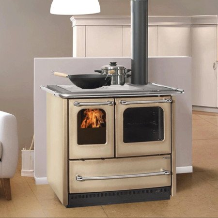 Cuisinière à bois SOVRANA EASY EVO 2.0 en acier taupe avec double four en verre et cuisinière à gaz en cuisine moderne.