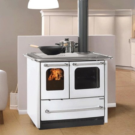 Cuisinière à bois SOVRANA EASY EVO 2.0 en acier Blanc avec double four en verre et cuisinière à gaz en cuisine moderne.