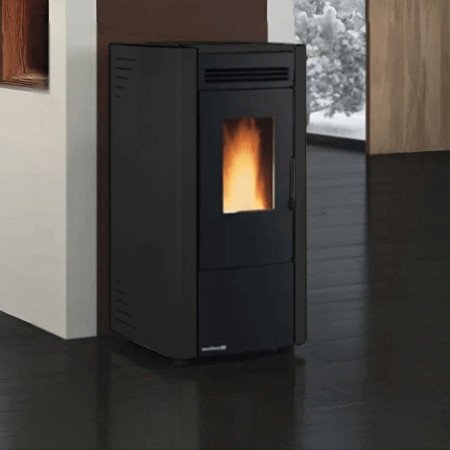 Poêle à granulés ventilé KETTY EVO 6,5 kW il maximise l’utilisation des granulés et réduit les pertes thermiques.