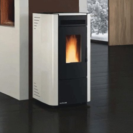 Poêle à granulés ventilé KETTY EVO, 6,5 kW, performant et design, intégré dans un salon moderne en hiver.