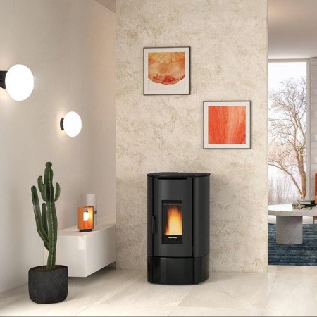 Poêle à granulés étanche Angy 7 kW noir, élégante et moderne, intégrée dans un intérieur contemporain lumineux.